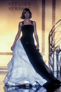 612002890_GianniVersace1994HauteCouture17.thumb.jpg.d46f4563b04d24f86db450561b7f2b24.jpg