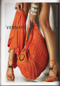 643638901_Versace04.thumb.jpg.5b21addf3a2a6f392bf1b57a3d0e9223.jpg