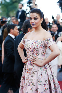 Aishwarya+Rai+Land+Moon+Mal+De+Pierres+Red+G5IfhRyV5UKx.jpg