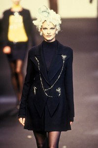 727957696_KarlLagerfeld1994WomenRTW132.thumb.jpg.246def70d41d36a6e589131ef756b16d.jpg