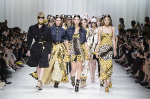 771804423_versace-rs18-6448(1).thumb.jpg.07ef97ad0794eeb3b2ee043e0506fb53.jpg