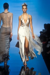 814222044_Valentino2000HauteCouture52.thumb.jpg.bd9c5dcc8611b0a28622b9924d60225a.jpg