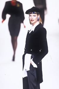 818855452_YvesSaintLaurent1994WomenRTW14.thumb.jpg.ba46bbd33e813dfdef24f2020fd574a2.jpg