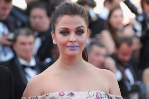 Aishwarya+Rai+Land+Moon+Mal+De+Pierres+Red+HRi15nAUp-rx.jpg