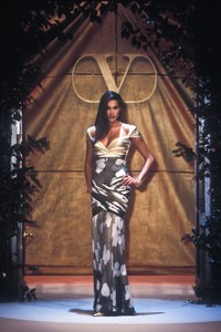 900050018_Valentino1995HauteCouture91.thumb.jpg.9cc3363cc20b41c134a96619ca12e65c.jpg