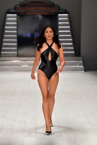 Jessica+Gomes+Jets+Runway+Mercedes+Benz+Fashion+pRLFwENkBq_x.jpg