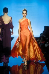 941007983_Valentino2000HauteCouture78.thumb.jpg.0911981ad115a78a96545220713c0808.jpg