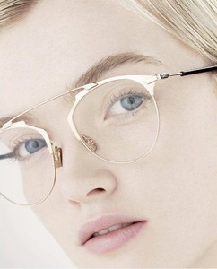 Dior-DiorSoReal-Glasses-Campaign04.thumb.jpg.c6c2590997812b35e472f00e22ab4438.jpg