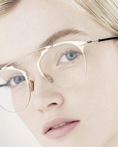 Dior-DiorSoReal-Glasses-Campaign04.thumb.jpg.c6c2590997812b35e472f00e22ab4438.jpg