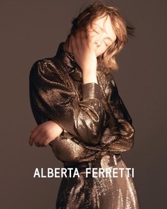 Edie-Campbell-Alberta-Ferretti-FW18-01-620x774.thumb.jpg.f4a8bfba0fbbda0e99dc9882ae829e22.jpg