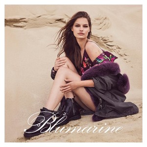 Faretta_AD_AW_2018_Blumarine_03.thumb.jpg.e092e50d50ce7801184585067a371bf4.jpg