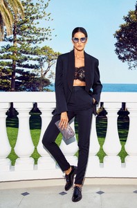 Izabel-Goulart-Jimmy-Choo-Photoshoot01.thumb.jpg.ebf2048918dbc64d754a8f1892d2ea7f.jpg