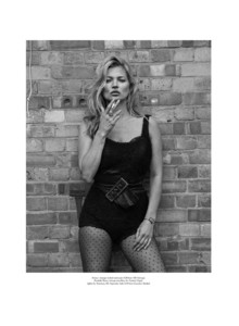 Kate-Moss-Photoshoot05.thumb.jpg.0ec4e86d2ff93b03d2702e70a9b3a1fc.jpg