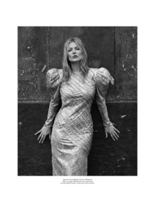 Kate-Moss-Photoshoot07.thumb.jpg.878beabe888063d991d5c31d6a66a637.jpg