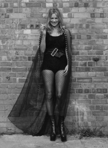 Kate-Moss-Photoshoot08.thumb.jpg.9d582994d73d31b0bae14f4549f80c92.jpg
