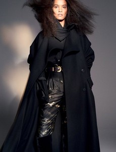 Liya-Kebede-Alberta-Ferretti-FW18-03-620x806.thumb.jpg.01b573822cae65fa2a424201fd80c957.jpg