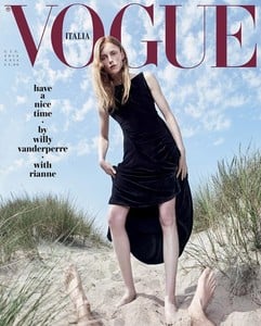 Vogue-Italia-June-2018-03-620x769.thumb.jpg.92beecb4e4d47929bfce3f889ce494a0.jpg