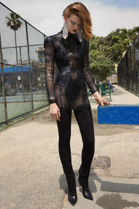 Vogue_Paris_Octobre_2017_Page_267_Image_0001.thumb.jpg.b7058b6184b94d0bf01a23925307b6ad.jpg