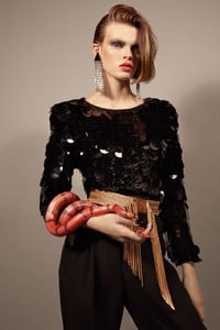 Vogue_Paris_Octobre_2017_Page_272_Image_0001.thumb.jpg.89cbe6205285e84685c88e18fd22ca0d.jpg