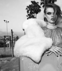 Vogue_Paris_Octobre_2017_Page_274_Image_0001.thumb.jpg.0c91efe2818766da05bbe23885c4deef.jpg