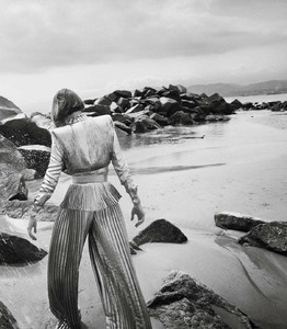 Vogue_Paris_Octobre_2017_Page_279_Image_0001.thumb.jpg.4de6578f95bed9b36dd59d8369a62ad8.jpg
