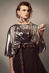 Vogue_Paris_Octobre_2017_Page_280_Image_0001.thumb.jpg.7c7853380f0bce009e9bb8c4ec956a51.jpg