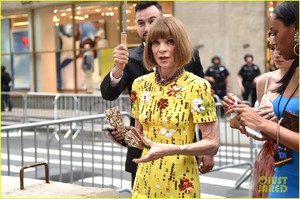 anna-wintour-tony-awards-2018-red-carpet-02.jpg