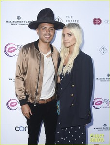 ashlee-simpson-evan-ross-rhondas-kiss-24.jpg