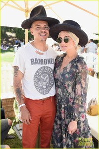 ashlee-simpson-evan-ross-rose-day-02.jpg