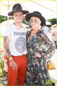 ashlee-simpson-evan-ross-rose-day-09.jpg