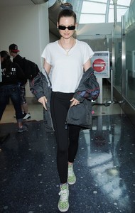 behati-prinsloo-at-lax-airport-in-los-angeles-06-04-2018-14.thumb.jpg.cc93000e0dd8e56c430f8da21534082f.jpg