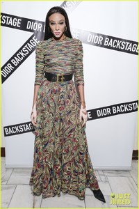 bella-hadid-stun-at-door-event-in-nyc-10.jpg