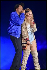 beyonce-on-the-run-tour-june-2018-04.thumb.jpg.fae43c40ba9539d32dfb186f62c8115b.jpg