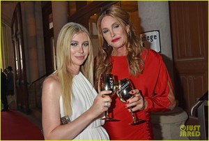 caitlyn-jenner-sophia-hutchins-life-ball-2018-03.jpg