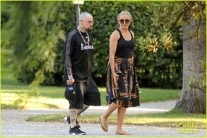 cameron-diaz-benji-madden-couple-up-in-italy-03.jpg