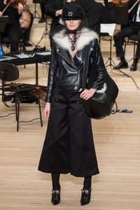 chanel_metiers_d_art_47.thumb.JPG.bd1e980ad560998571987cc43258284a.JPG