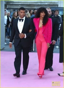 ciara-russell-wilson-couple-up-for-va-summer-party-01.jpg