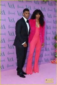 ciara-russell-wilson-couple-up-for-va-summer-party-15.jpg