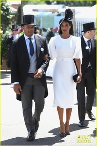 ciara-russell-wilson-date-night-london-05.thumb.jpg.1773829d79a8dc852a877dd44bdb053d.jpg