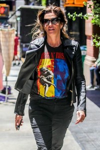 cindy-crawford-out-and-about-in-new-york-06-14-2018-12_thumbnail.jpg