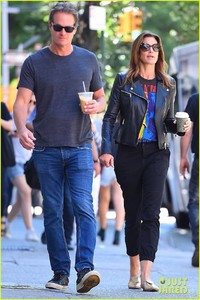 cindy-crawford-rande-gerber-sip-on-coffee-in-nyc-01.jpg