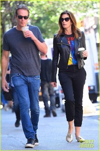 cindy-crawford-rande-gerber-sip-on-coffee-in-nyc-03.jpg