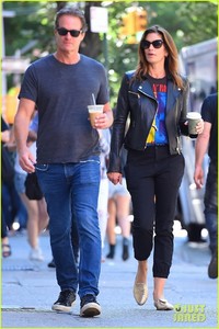 cindy-crawford-rande-gerber-sip-on-coffee-in-nyc-05.jpg