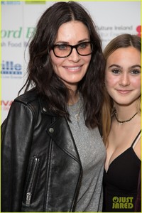 courteney-cox-daughter-coco-have-girls-night-out-at-ed-sheerans-charity-concert-01.jpg