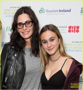 courteney-cox-daughter-coco-have-girls-night-out-at-ed-sheerans-charity-concert-04.jpg