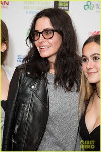 courteney-cox-daughter-coco-have-girls-night-out-at-ed-sheerans-charity-concert-05.jpg