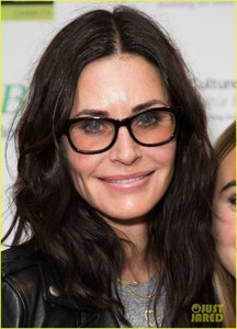 courteney-cox-daughter-coco-have-girls-night-out-at-ed-sheerans-charity-concert-06.jpg