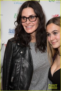 courteney-cox-daughter-coco-have-girls-night-out-at-ed-sheerans-charity-concert-08.jpg