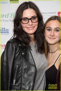 courteney-cox-daughter-coco-have-girls-night-out-at-ed-sheerans-charity-concert-09.jpg