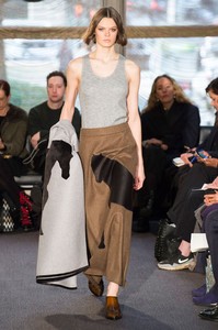 derek-lam-rf18-2728.thumb.jpg.e7c2f500c485e225de41ff37ea267e02.jpg